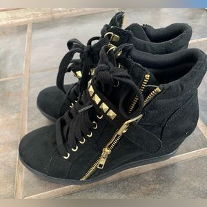 Wedge shoes Xhiliration size 8 women’s punk style black/gold